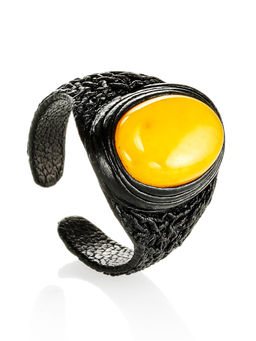 Кольцо-перстень из натуральной кожи с овальной вставкой из медового янтаря Нефертити