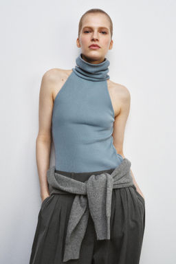 HIGH NECK SLEEVELESS TOP