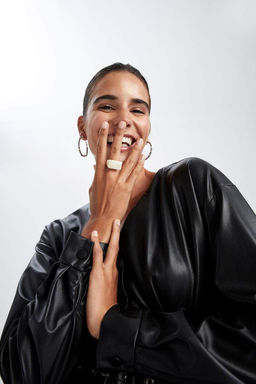 Мини-платье из искусственной кожи с V-образным вырезом и длинными рукавами - Defacto фото 9