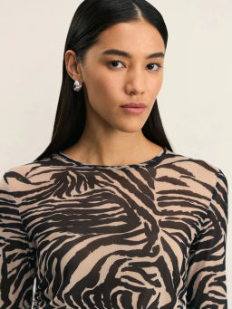 Лонгслив с анималистичным прином и сборками по бокам / Zarina  фото 6