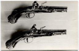 Открытка Эрмитаж.Рыцарский зал. Пара карманный пистолетов с кремневыми закмками 1670-1680 гг.Италия