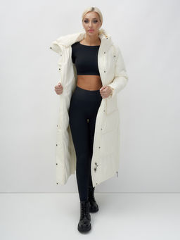 Пальто утепленное стеганное зимнее с капюшоном женское бежевого цвета 9602B - Mtforce фото 15