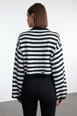 TRENDYOLMILLA Haki Yumusak Dokulu Bisiklet Yaka Crop Triko Kazak TWOAW25KZ00232