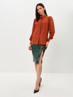 Стильная женская рубашка классического кроя с элементами романтики, горох крупный черный на терракотовом - Tantino фото 2