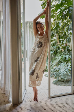 VESTIDO JACQUARD BORDADOS ABALORIOS / Crudo