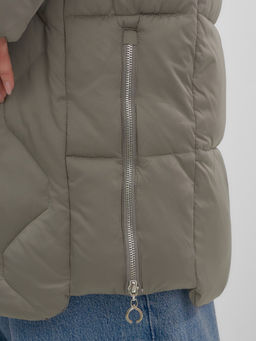 Пальто зимнее утепленное с мехом и капюшоном тренд коричневого цвета 7753K - Visdeer фото 13