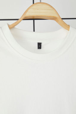 Ekru Loose/Dusuk Omuz %100 Pamuklu Basic T-Shirt TMNSS25TS00162