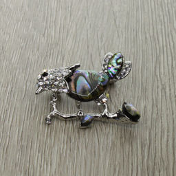 Брошь "Птичка" со вставками из гелиотиса и ювелирного сплава