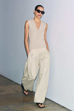 CAMISETA RIB ESCOTE PICO / Beige