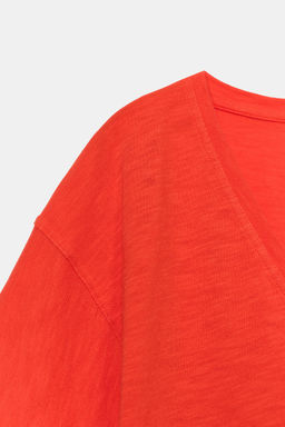 CAMISETA ESCOTE PICO / Coral