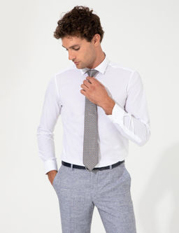 Белая приталенная рубашка с длинным рукавом