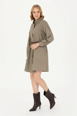 Женщина хаки тканое платье с скидкой в корзине