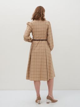 Платье с контрастным воротником и поясом