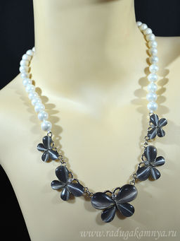 Бусы из майорки белой, подвеска Бабочки из кошачьего глаза цв.серый, 52см