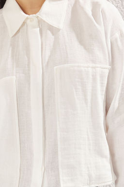 TRENDYOLMILLA Beyaz Muslin Kumas Buyuk Cep Detayl? Regular Normal Kal?p Crop Dokuma Gomlek TWOSS25GO00099 фото 5