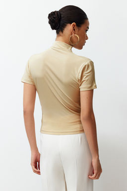 Tas Buzgu/Drape Detayl? Fitted/Vucuda Oturan K?sa Kollu Dik Yaka Esnek Orme Bluz TWOSS24BZ00426