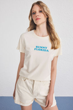 TRENDYOLMILLA Tas Slogan Bask? Detayl? Regular/Normal Kal?p Orme T-Shirt TWOSS25TS00190