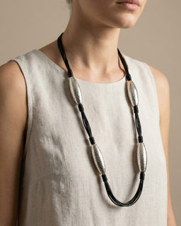 Длинное колье с металлическими элементами