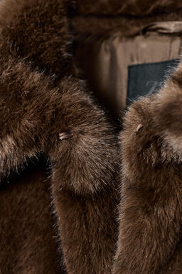 FAUX FUR SHORT COAT WITH TOGGLES - Zara фото 3