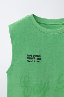 CAMISETA MANGA SISA TEXTO RELIEVE / VERDE