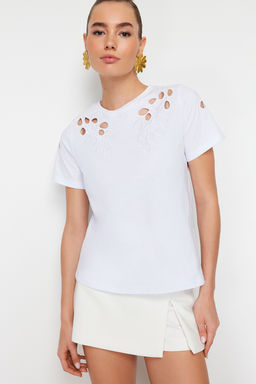 TRENDYOLMILLA Siyah Brode Nak?sl? Basic/Regular Kal?p Orme T-Shirt TWOSS24TS00069  фото 16
