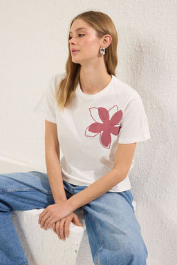 TRENDYOLMILLA Ekru Cicek Nak?sl? Regular/Normal Kal?p Orme T-Shirt TWOSS25TS00157