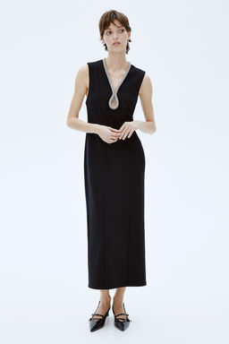 Vestido con ribete de strass