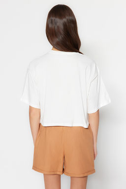 TRENDYOLMILLA Beyaz %100 Pamuk Bask?l? Relaxed/Genis Rahat Kesim Crop Bisiklet Yaka Orme T-Shirt TWOSS23TS00266  фото 5