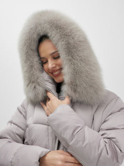 Пальто зимнее утепленное с мехом и капюшоном тренд светло-коричневого цвета 7630SK - Visdeer фото 12