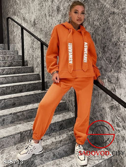 Спортивный женский костюм