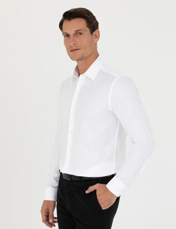 Белая приталенная рубашка с длинным рукавом