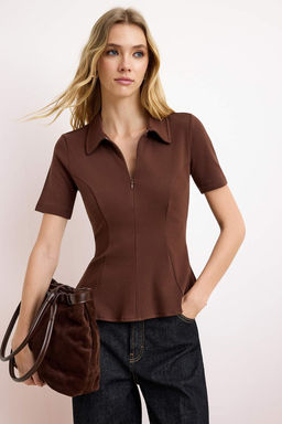 Koyu Kahverengi Peplum Polo Yaka Yar?m Pat Fermuar K?sa Kol Interlok Orme Bluz TWOSS26BZ00064