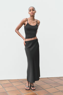 FALDA MIDI SATINADA / Negro