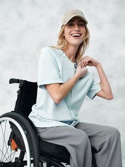 Kolay Giyilebilir ?nden ??t??tl? Kad?n Ti??rt