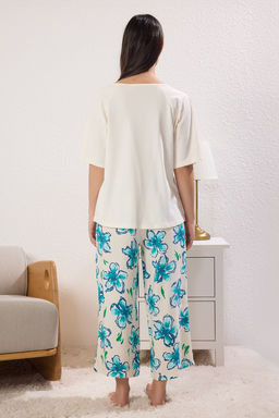 Trendyolmilla Ekru %100 Pamuklu Cicekli Kapri Orme Pijama Tak?m? THMSS25PT00366