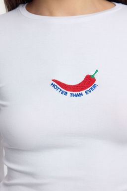 Beyaz Nak?sl? Premium Viskon Bisiklet Yaka Crop Esnek Orme Bluz TWOAW24BZ00116