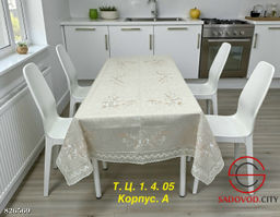 Скатерть с вышивкой и кружевом