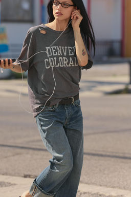 CAMISETA OVERSIZE ROTOS TEXTO / Carb?n