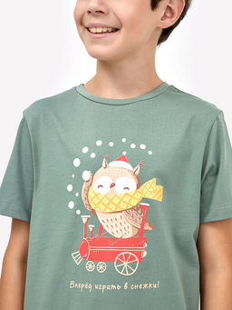 Футболка пыльно-зеленого цвета с принтом на зимнюю тему для мальчиков - Mark formelle фото 3