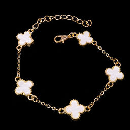Браслет на руку Клевер в белой глазури с золотой цепочкой, металл