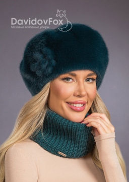 Шапка Берет экомех с украшением изумруд