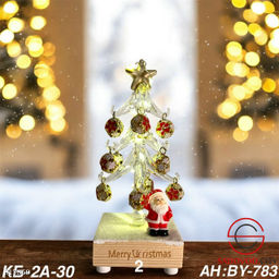 Новогодний светильник в виде елки с висящими игрушками