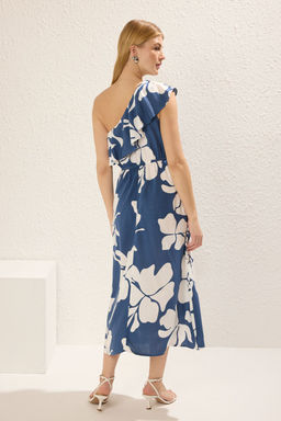 TRENDYOLMILLA Indigo Cicekli Etegi Belden Ac?lan Asimetrik Yaka Midi Dokuma Elbise TWOSS25EL00283 фото 9