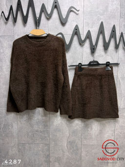 Костюм двойка состоит из свитера с круглым горлом и юбки-мини на резинке