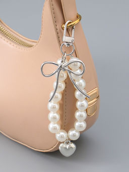 Брелок на карабине "Жемчужная нить с сердцем и бантом" серебристо-белый 13х3х1 см