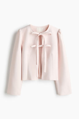Chaqueta con lazadas