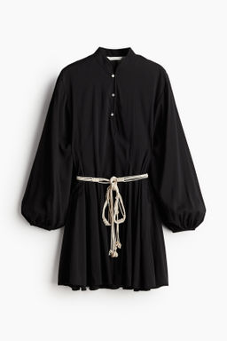 Vestido con cinturon de macrame