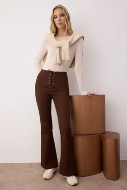 Kahverengi Flare Kal?p Baglama Detayl? Gabardin Pantolon TWOAW26PL00064