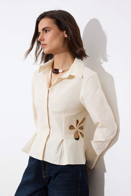 Limited Edition Bej Cicek Nak?s Detayl? Bele Oturan Poplin Gomlek TWOSS26GO00057 - Trendyolmilla фото 2