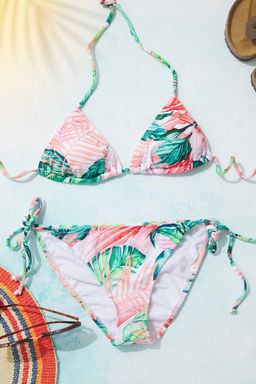 Trendyolmilla Tropikal Desenli Ucgen Regular Bikini Tak?m? TBESS25BT00148